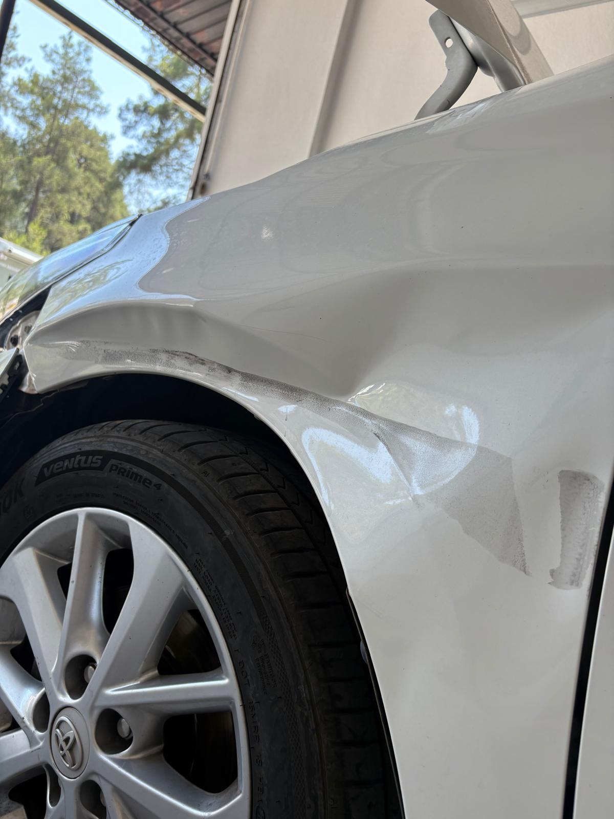 Oto tampon tamiri ve boya uygulaması sonrası pürüzsüz yüzey görünümü